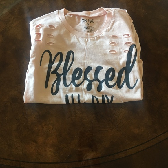 Bundle of 4 medium sized women/teen t-shirts - Picture 5 of 9